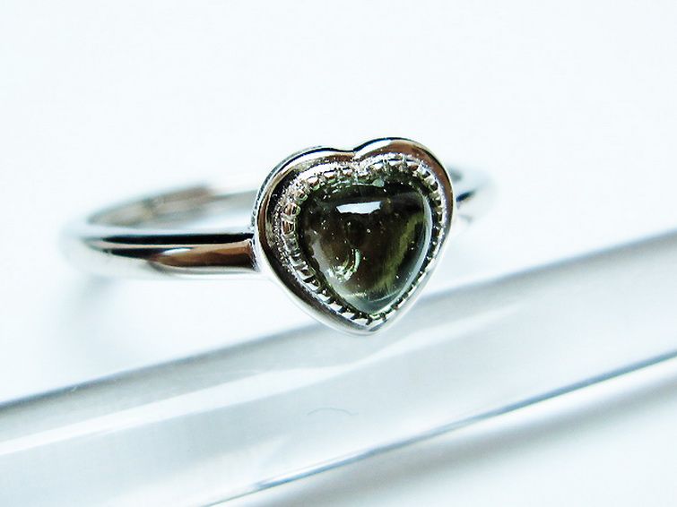 モルダバイト ハート 指輪 (13号)石サイズ約5mm×5mm[T526-1293] 3枚目