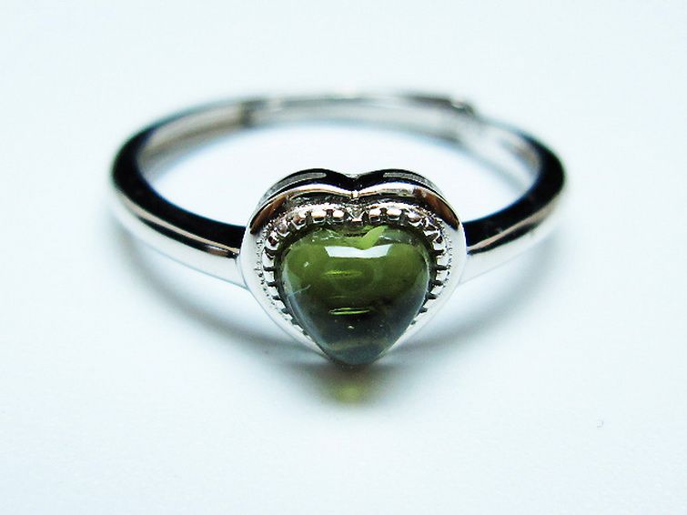 モルダバイト ハート 指輪 (14号)石サイズ約5mm×5mm[T526-1295] 1枚目
