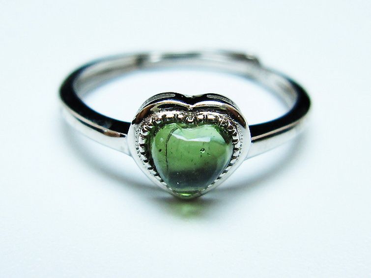 モルダバイト ハート 指輪 (15号)石サイズ約5mm×5mm[T526-1296] 1枚目