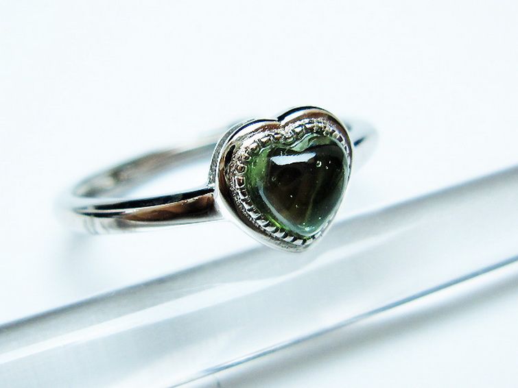 モルダバイト ハート 指輪 (15号)石サイズ約5mm×5mm[T526-1296] 3枚目