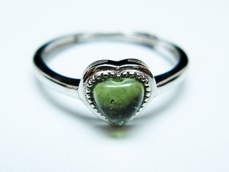 モルダバイト ハート 指輪 (13号)石サイズ約5mm×5mm[T526-1297] 1枚目