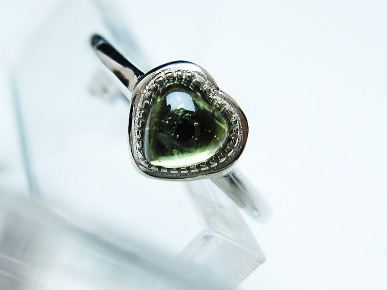 モルダバイト ハート 指輪 (13号)石サイズ約5mm×5mm[T526-1297] 2枚目