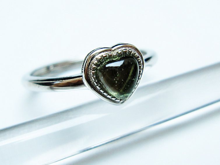 モルダバイト ハート 指輪 (13号)石サイズ約5mm×5mm[T526-1297] 3枚目