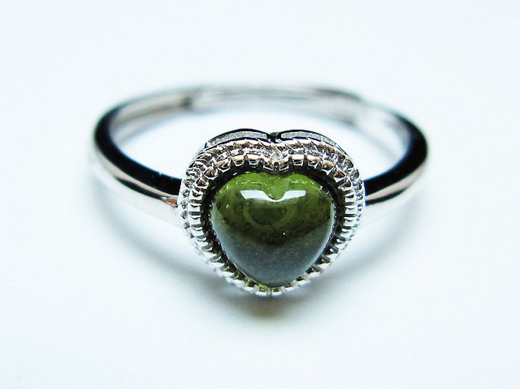 モルダバイト ハート 指輪 (13号)石サイズ約6mm×6mm[T526-1299] 1枚目