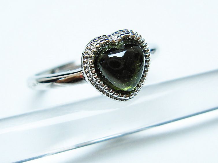 モルダバイト ハート 指輪 (13号)石サイズ約6mm×6mm[T526-1299] 3枚目