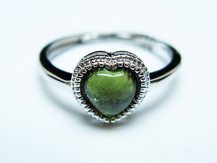 モルダバイト ハート 指輪 (13号)石サイズ約6mm×6mm[T526-1301] 1枚目