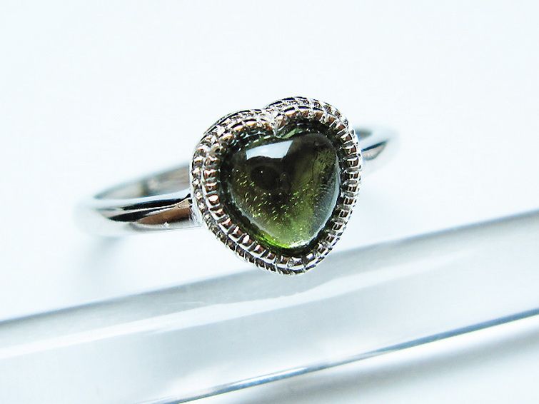 モルダバイト ハート 指輪 (13号)石サイズ約6mm×6mm[T526-1301] 3枚目