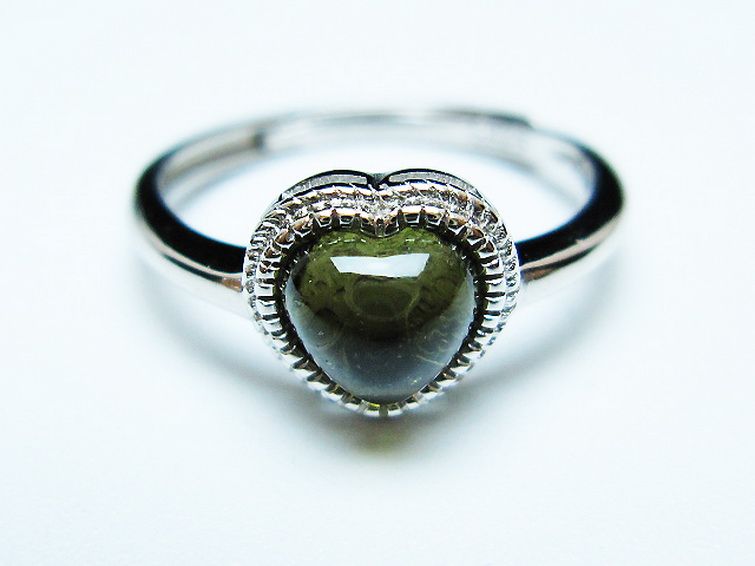 モルダバイト ハート 指輪 (12号)石サイズ約6mm×6mm[T526-1302] 1枚目