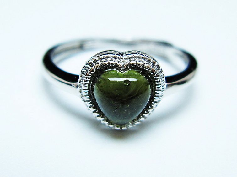 モルダバイト ハート 指輪 (11号)石サイズ約6mm×6mm[T526-1304] 1枚目