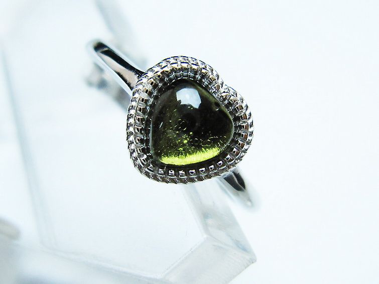 モルダバイト ハート 指輪 (11号)石サイズ約6mm×6mm[T526-1304] 2枚目