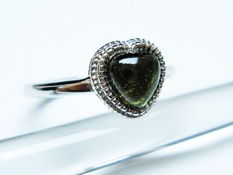 モルダバイト ハート 指輪 (11号)石サイズ約6mm×6mm[T526-1304] 3枚目