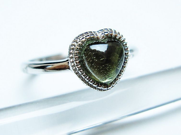 モルダバイト ハート 指輪 (12号)石サイズ約6mm×6mm[T526-1306] 3枚目