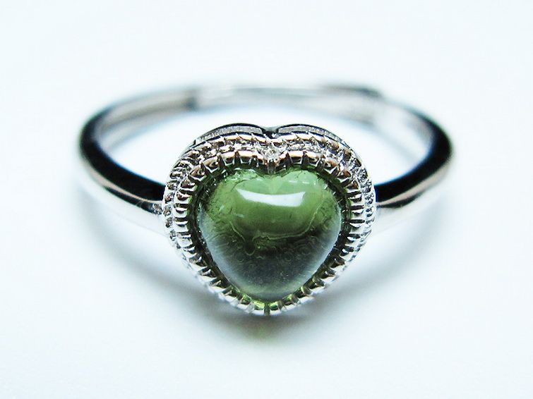 モルダバイト ハート 指輪 (13号)石サイズ約6mm×6mm[T526-1309] 1枚目