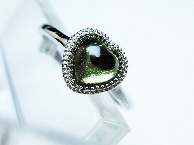 モルダバイト ハート 指輪 (13号)石サイズ約6mm×6mm[T526-1309] 2枚目