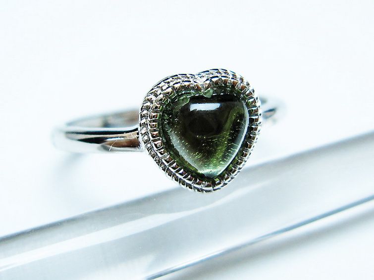 モルダバイト ハート 指輪 (13号)石サイズ約6mm×6mm[T526-1309] 3枚目