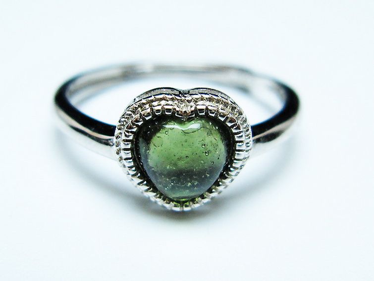 モルダバイト ハート 指輪 (13号)石サイズ約6mm×6mm[T526-1310] 1枚目