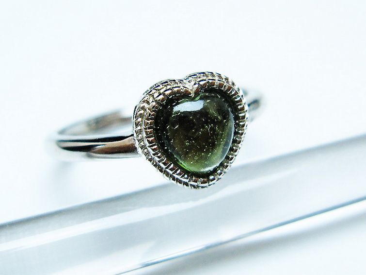 モルダバイト ハート 指輪 (13号)石サイズ約6mm×6mm[T526-1310] 3枚目