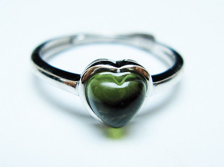 モルダバイト ハート 指輪 (13号)石サイズ約6mm×6mm[T526-1314] 1枚目