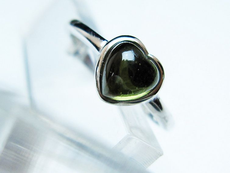 モルダバイト ハート 指輪 (13号)石サイズ約6mm×6mm[T526-1314] 2枚目