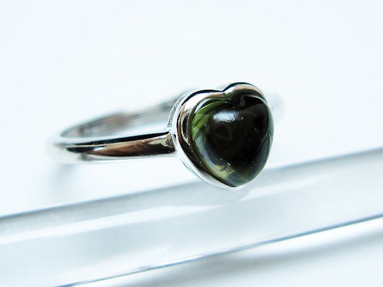 モルダバイト ハート 指輪 (13号)石サイズ約6mm×6mm[T526-1314] 3枚目