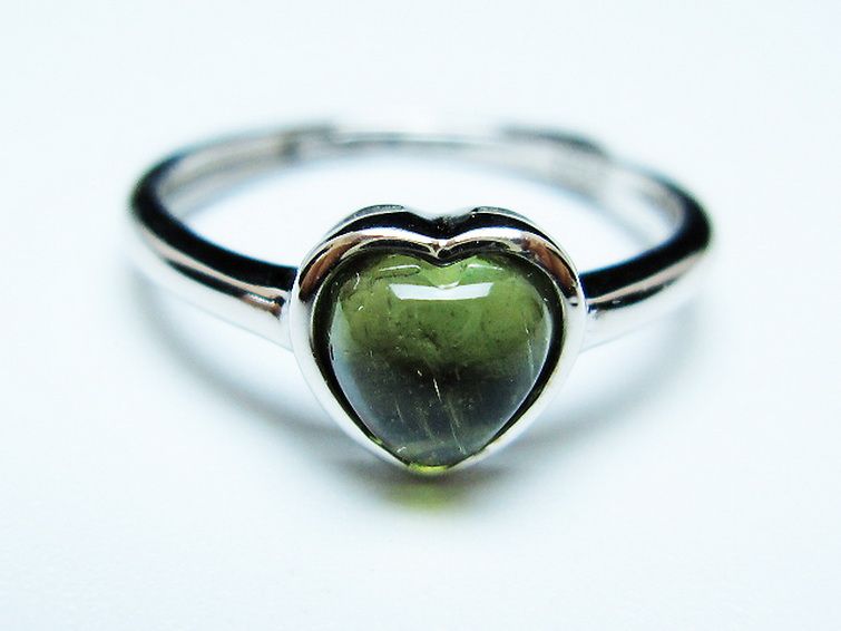 モルダバイト ハート 指輪 (13号)石サイズ約6mm×6mm[T526-1316] 1枚目