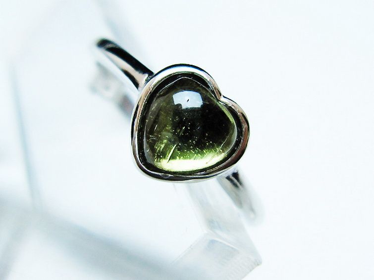 モルダバイト ハート 指輪 (13号)石サイズ約6mm×6mm[T526-1316] 2枚目