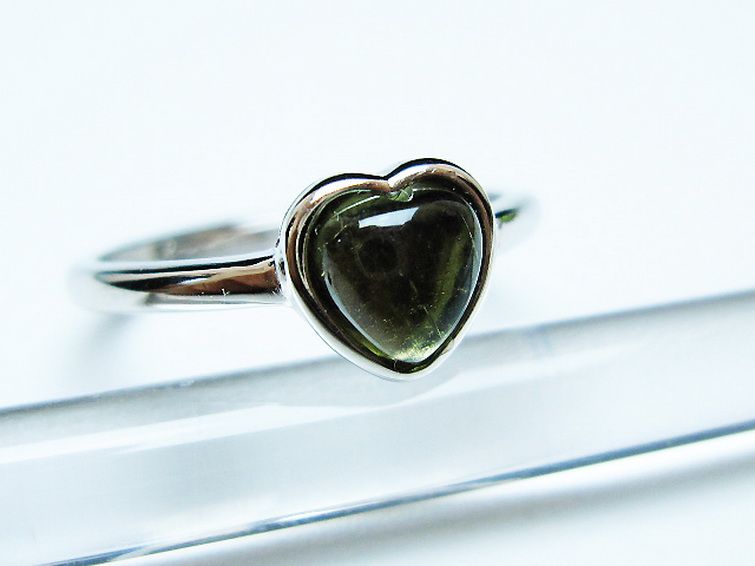 モルダバイト ハート 指輪 (13号)石サイズ約6mm×6mm[T526-1316] 3枚目