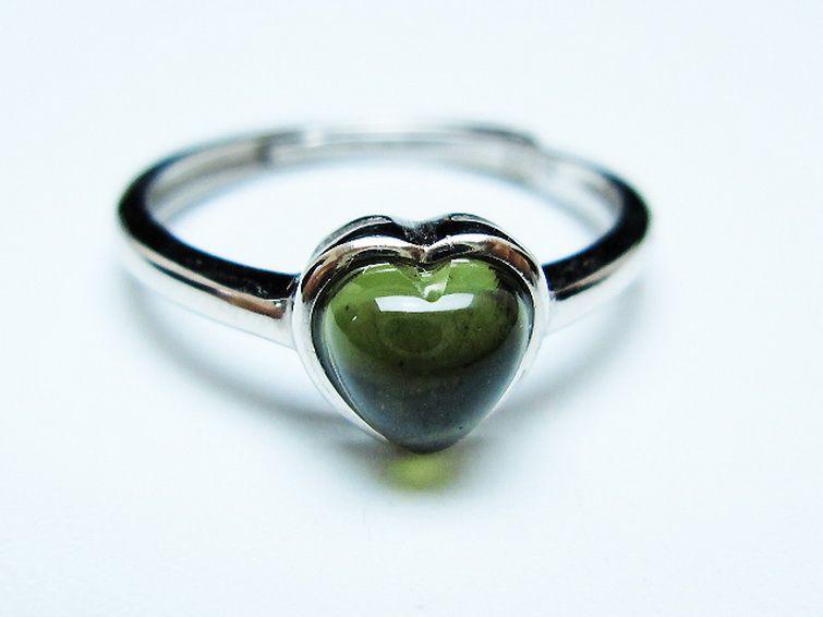 モルダバイト ハート 指輪 (14号)石サイズ約6mm×6mm[T526-1318] 1枚目