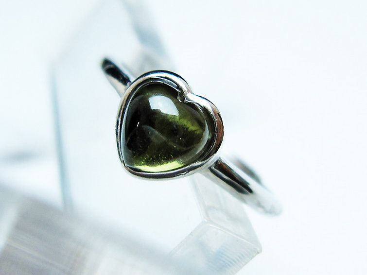 モルダバイト ハート 指輪 (14号)石サイズ約6mm×6mm[T526-1318] 2枚目