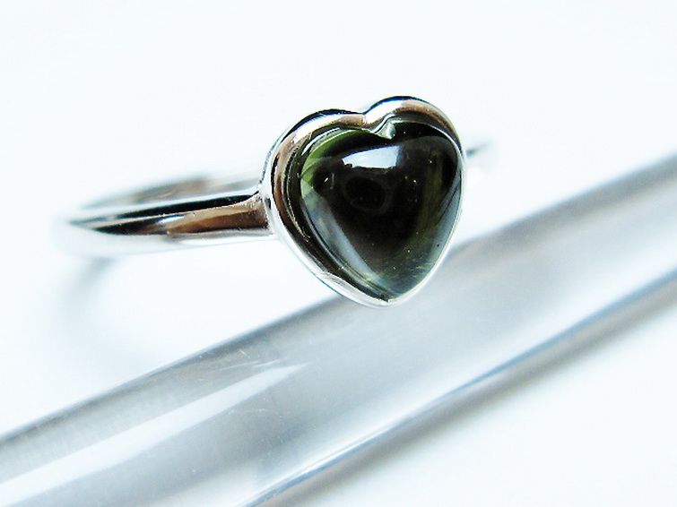 モルダバイト ハート 指輪 (14号)石サイズ約6mm×6mm[T526-1318] 3枚目
