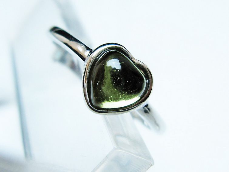 モルダバイト ハート 指輪 (12号)石サイズ約6mm×6mm[T526-1320] 2枚目