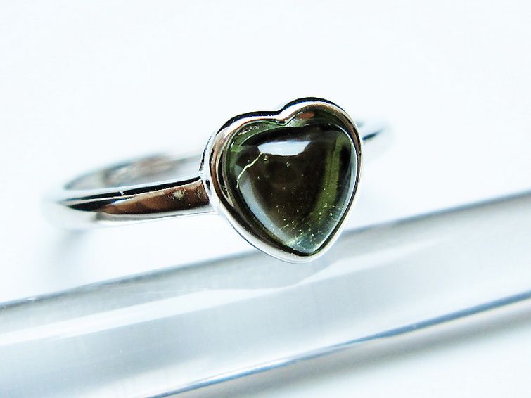 モルダバイト ハート 指輪 (12号)石サイズ約6mm×6mm[T526-1320] 3枚目