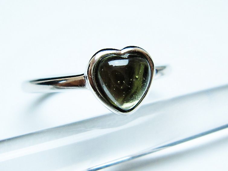 モルダバイト ハート 指輪 (12号)石サイズ約6mm×6mm[T526-1321] 3枚目