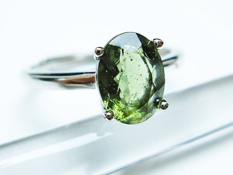 モルダバイト 指輪 (13号)石サイズ約8mm×6mm[t526-1330]