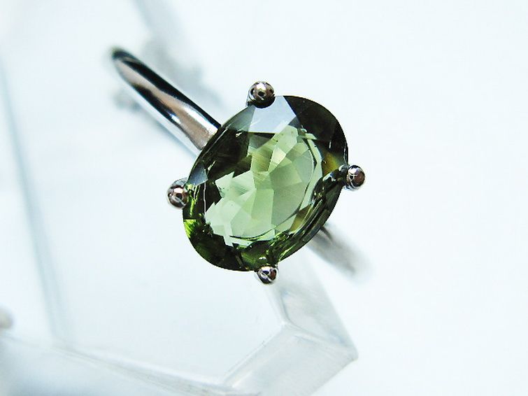 モルダバイト 指輪 (13号)石サイズ約8mm×6mm[t526-1333]