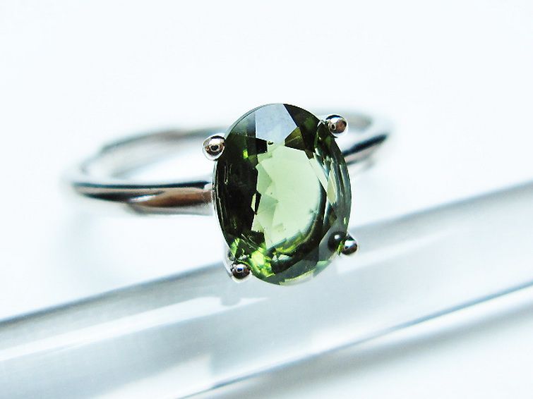 モルダバイト 指輪 (13号)石サイズ約8mm×6mm[t526-1333]