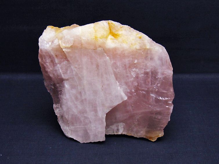 1.5Kg ローズクォーツ 原石[T568-4370] 1枚目