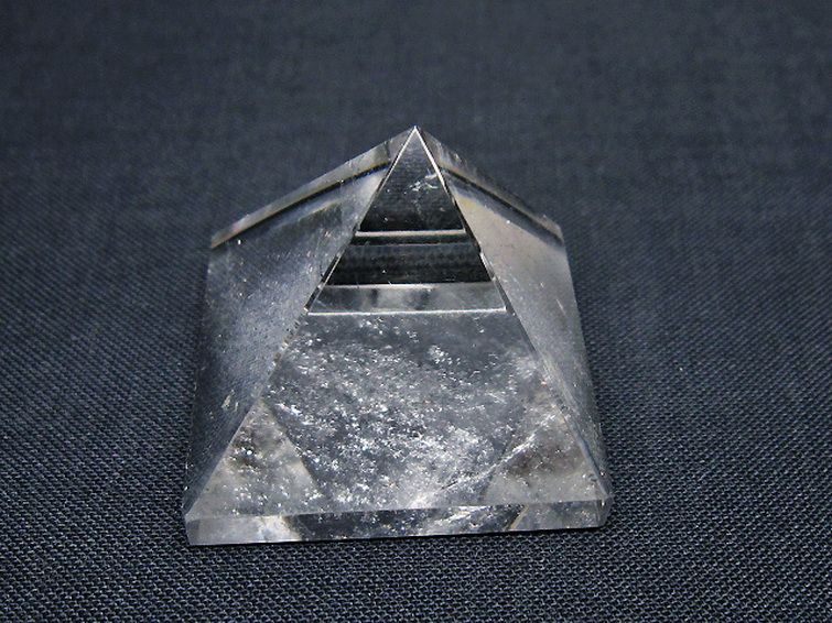 隕鉄(鉄隕石)ピラミッド型 石鉄隕石 パラサイト | 隕石販売.jp
