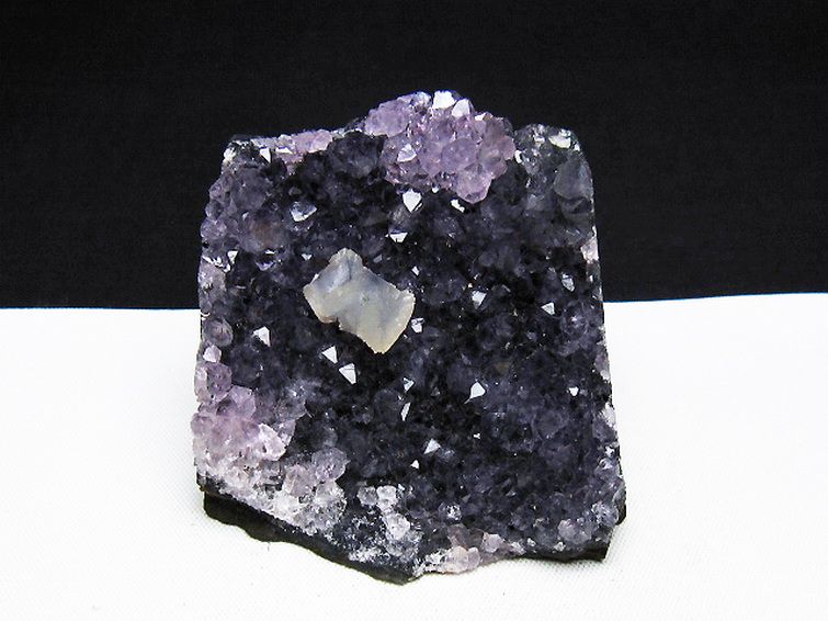 ウルグアイ産 アメジストクラスター カルサイト共生 [t614-9496] 1枚目