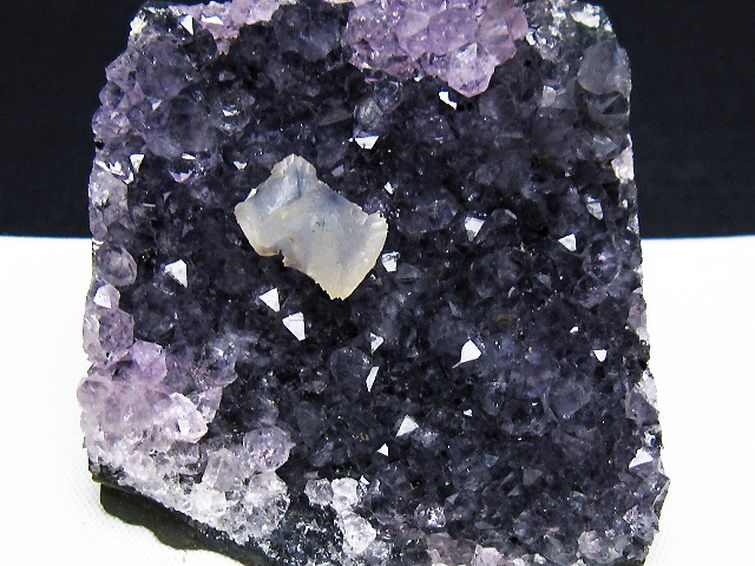 ウルグアイ産 アメジストクラスター カルサイト共生 [t614-9496] 2枚目