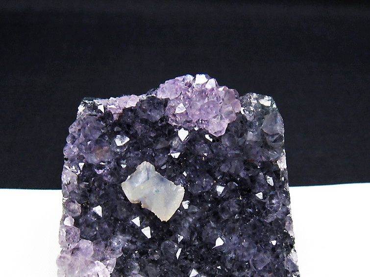 ウルグアイ産 アメジストクラスター カルサイト共生 [t614-9496] 3枚目
