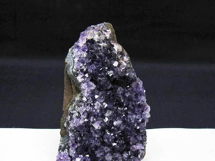 クリスマスSALE ウルグアイ産　 アメジストクラスター 置物　830g ウルグアイ産 アメジストクラスター [t614-9728]
