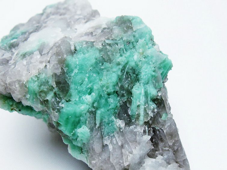 高波動✡️エメラルド原石 エメラルド 原石 [t672-1500]