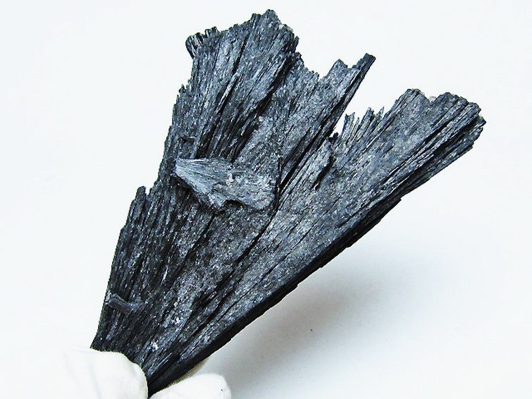 ブラック カイヤナイト 原石[T697-3965] 1枚目