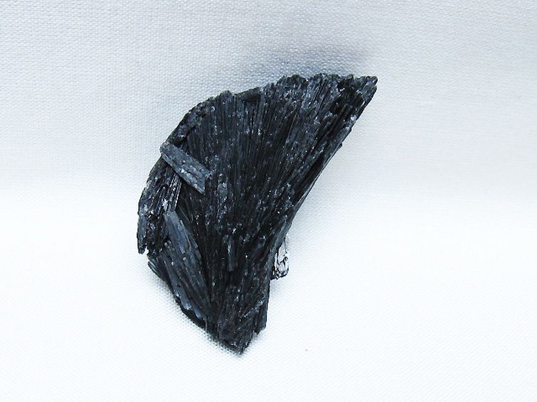 ブラック カイヤナイト 原石 [t697-4193] 1枚目