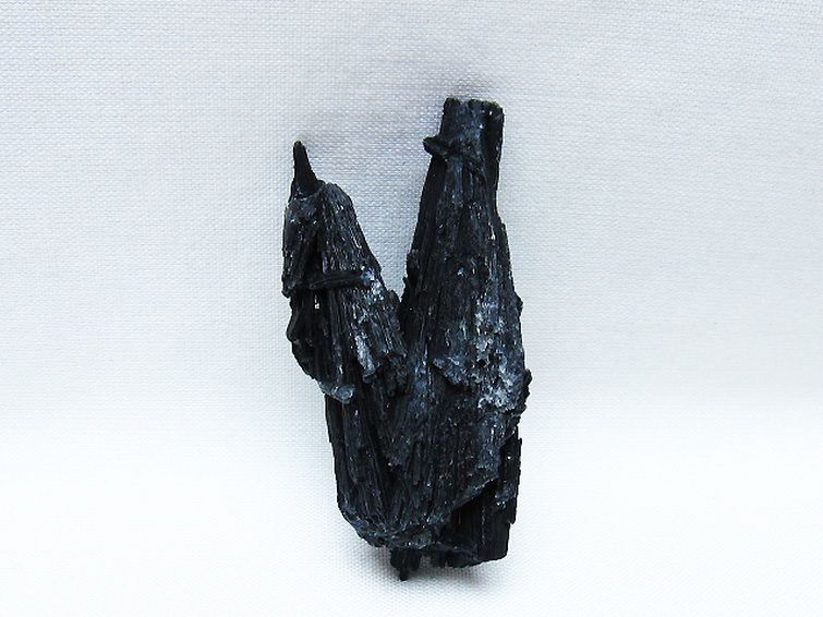 ブラック カイヤナイト 原石 [t697-4263] 1枚目