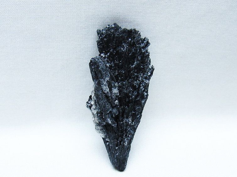 ブラック カイヤナイト 原石 [t697-4364] 1枚目