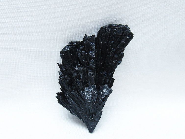 ブラック カイヤナイト 原石 [t697-4389] 1枚目