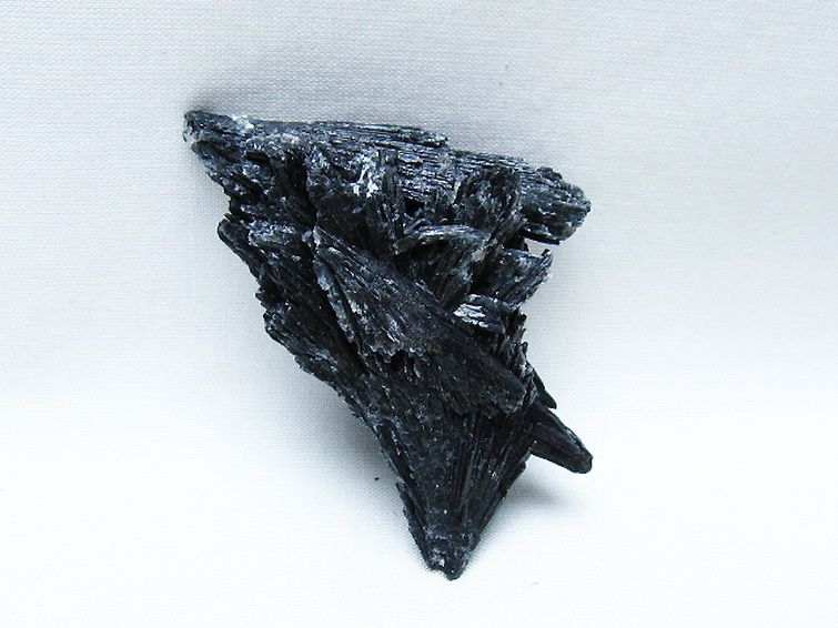 ブラック カイヤナイト 原石 [t697-4403] 1枚目