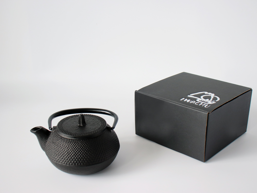 新品　未使用　南部鉄器　急須(大) 松葉　工芸品　箱付き 鉄瓶兼用急須 新アラレ 直火用 3型 320ml 茶こし付き / 岩鋳